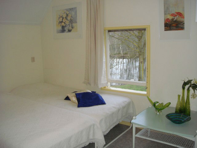 slaapkamer boven met uitzicht op water