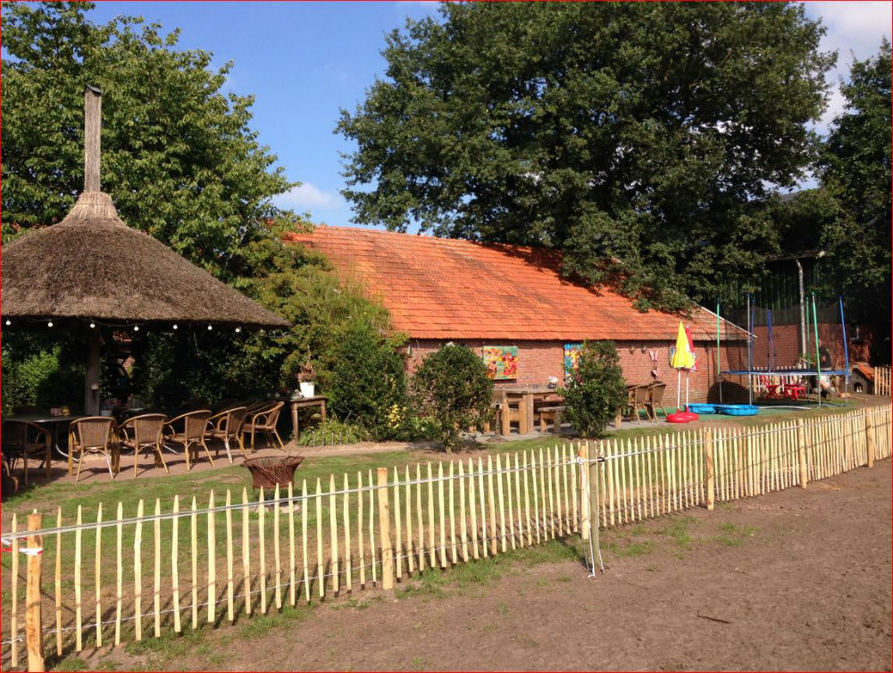 terras onder en naast de hooiberg