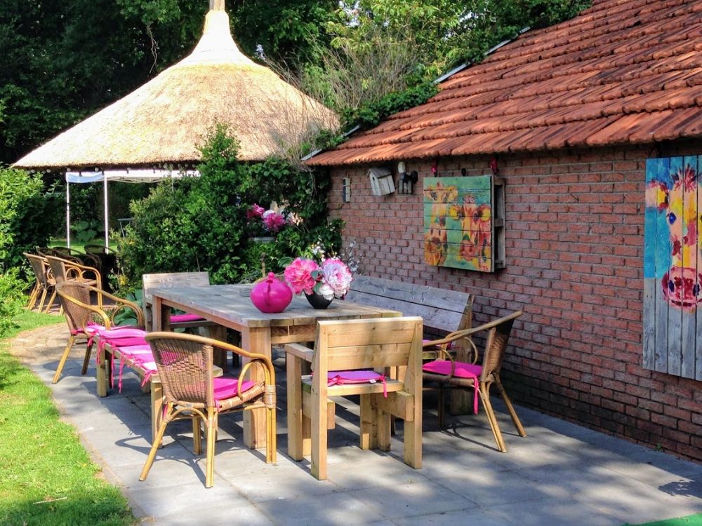 Heerlijk in de zon terras groepsaccommodatie Kraanswijk