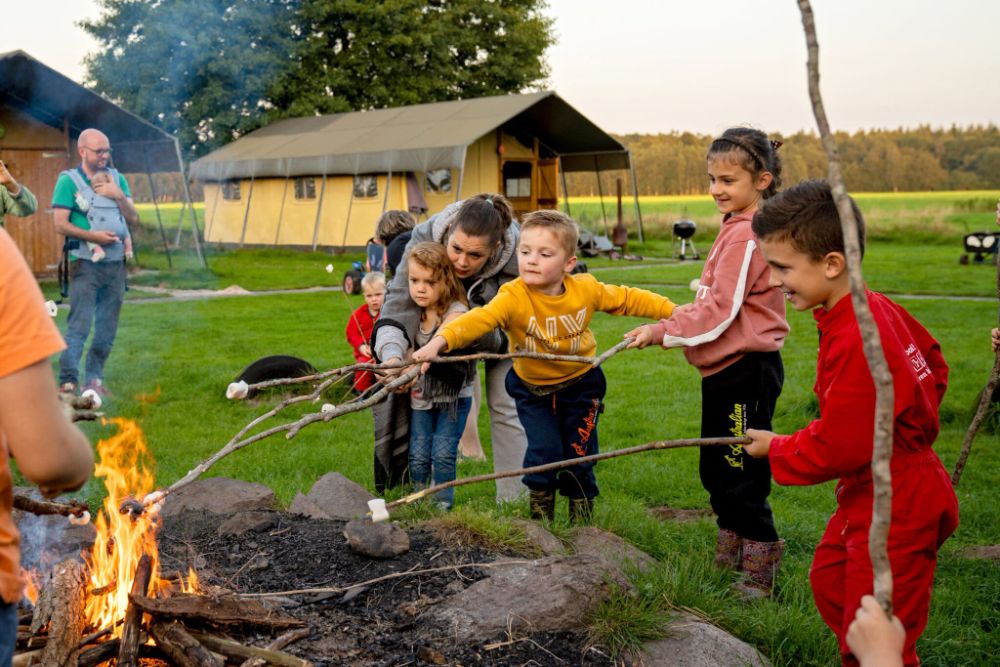 FarmCamps-t-Looveld-Drenthe-marshmallows-roosteren-kampvuur-kinderen-overalletje-scaled-2